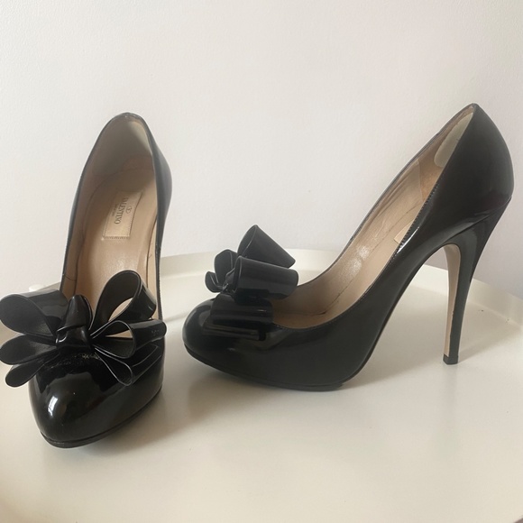 👠VALENTINO GARVANI Black Bow Pump Heels👠 - Picture 4 of 9